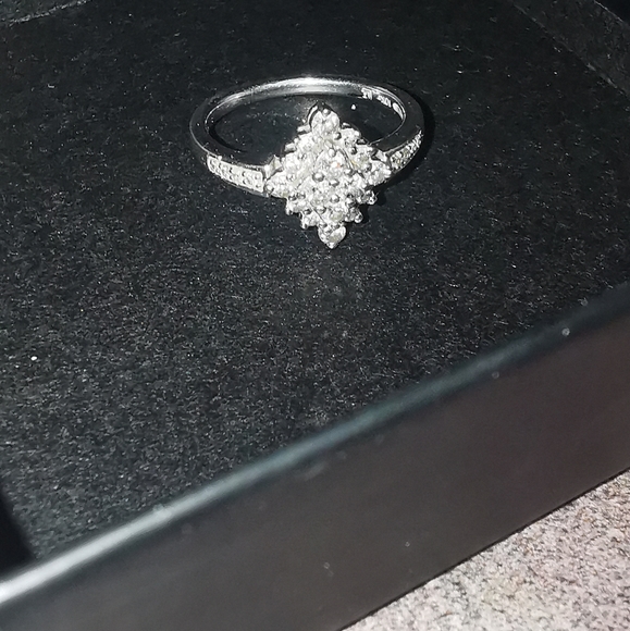Engagement ring - Picture 4 of 6